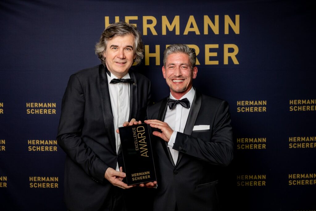 Top-Speaker Hermann Scherer (links) überreicht Ralf Kemler (rechts) den Excellence Award (© Foto: Christina Poersch)