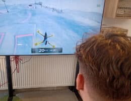Drohnen fliegen am Simulator