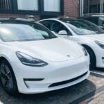 Zwei neue Tesla Fahrzeuge vor den Ladesäulen des Headquarters von EASYFITNESS in Hannover (© )