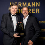 Hermann Scherer übergibt den Excellence Award an Joachim Schäfer (rechts) | © Fotografin: Christina Poersch