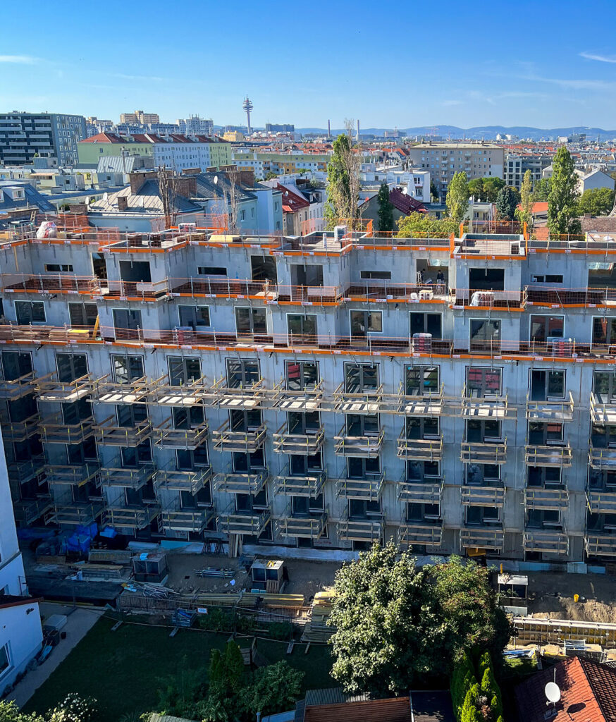 Hofseitige Fassade: Die Vielzahl an privaten Balkonen unterstreicht das Versprechen individueller Freiräume mitten im urbanen Wien