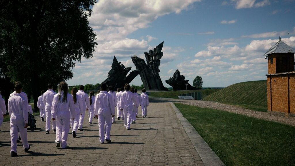 Das litauisch-deutsche Ensemble auf dem "Weg des Todes" in der Gedenkstätte Fort IX Kaunas (© Julian Monatzeder)