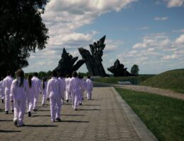 Das litauisch-deutsche Ensemble auf dem "Weg des Todes" in der Gedenkstätte Fort IX Kaunas (© Julian Monatzeder)