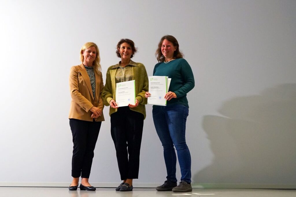 PHKA-Hochschullehrpreis 2023: Olga Walter (M.) und Dr. Tina Schulze (r.) mit ihren Urkunden. (© Roxane Fijean/PHKA)