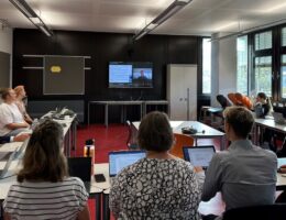 Kick-off AQUA-d: Zugeschaltet war der bekannte Erziehungswissenschaftler John Hattie. (© Pädagogische Hochschule Karlsruhe)