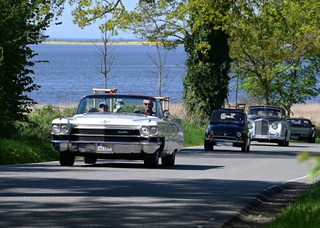 2024 sind 120 Oldtimer der OCC-Küstentrophy auf den Straßen rund um das Ostseebad unterwegs (© John Warning GmbH)