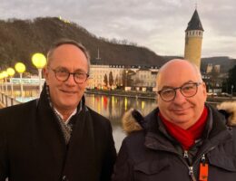 Autor Stefan G. Rohr (links) mit seinem Interviewpartner Frank Ackermann beim Spaziergang in Bad Ems (© www.belletristik.online)