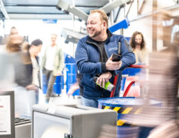 Die Messehallen im Land sind sein zweites Zuhause: Event-Manager Tim Frischholz von DENIOS (Die Bildrechte liegen bei dem Verfasser der Mitteilung.)