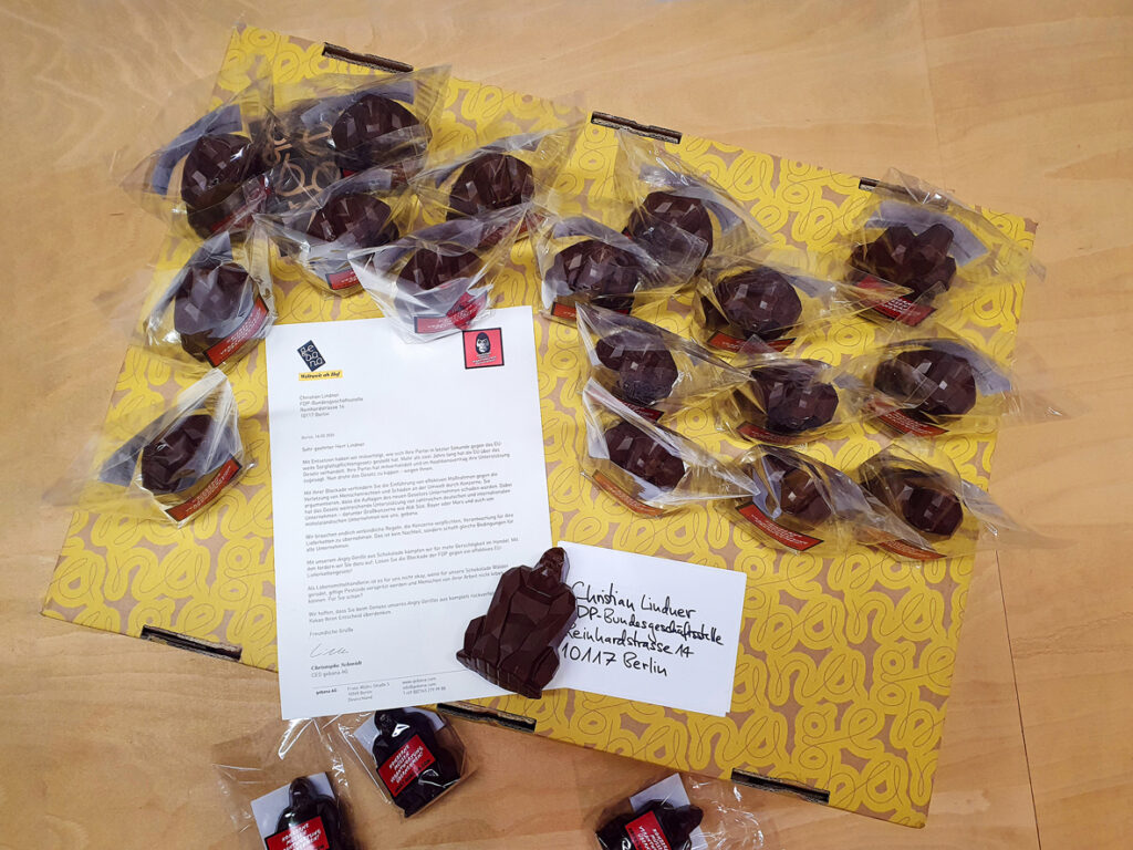 Zusammen mit einem Brief erhält Christian Lindner ein Paket mit Angry Gorillas aus Schokolade (Die Bildrechte liegen bei dem Verfasser der Mitteilung.)