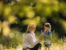 Genießen statt niesen: Mutter und Tochter genießen die Zeit im Freien. (Die Bildrechte liegen bei dem Verfasser der Mitteilung.)