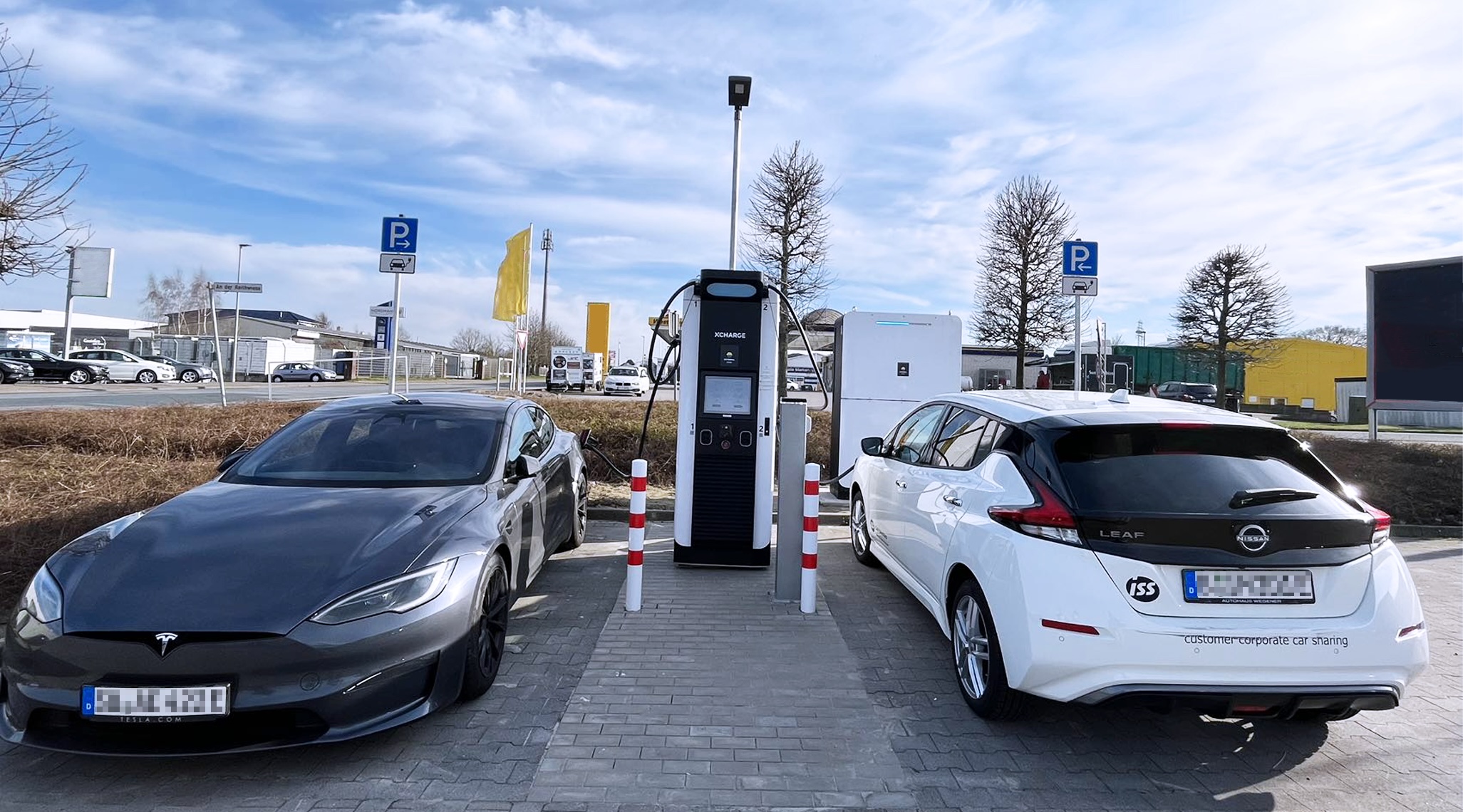 Die Net Zero Series von XCharge ermöglicht schnelles Laden auf dem Parkplatz des famila-Marktes. (Bildquelle: XCharge)