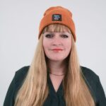 Geschäftsführerin Daniela Friedrich mit Beanie aus dem You Are We Onlineshop (© You Are We GmbH)