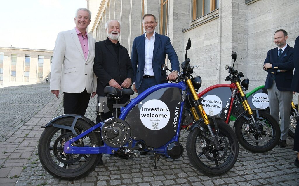 Christian Lindner mit eROCKIT-Aufsichtsrat Richard Gaul (Mitte) und Vorstand Andreas Zurwehme (Bildquelle: Foto: Juri Reetz für eROCKIT)