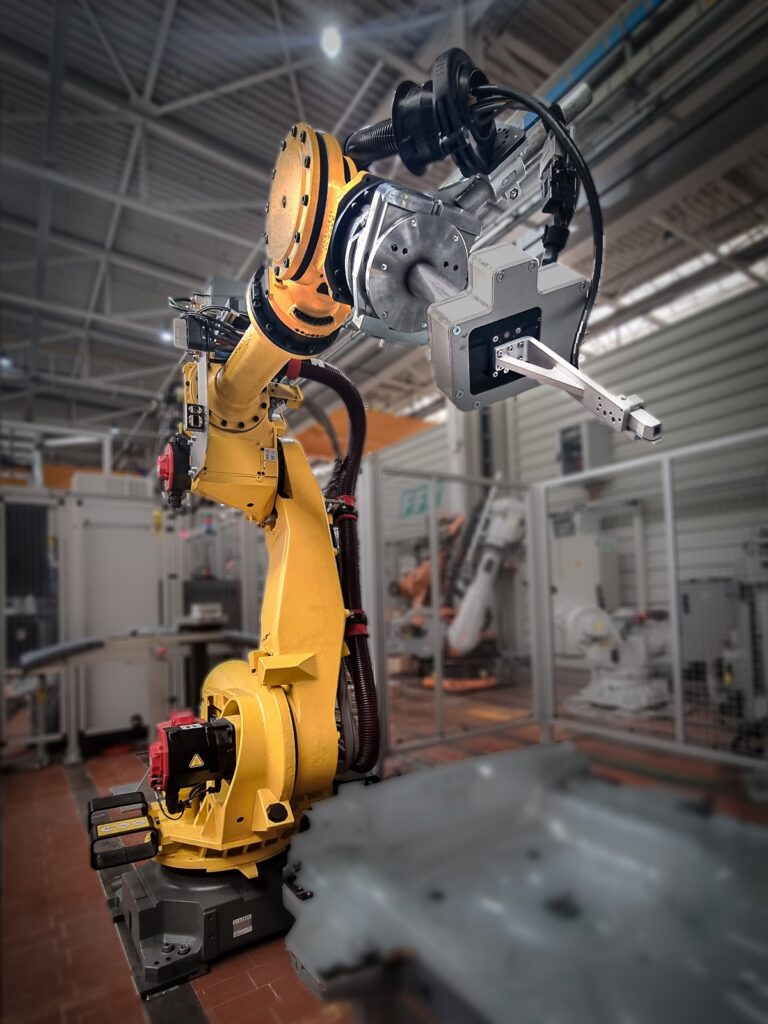 Roboter zur kontaktlosen Prüfung von Schweißpunkten in der Autoindustrie (© XARION Laser Acoustics) (Die Bildrechte liegen bei dem Verfasser der Mitteilung.)