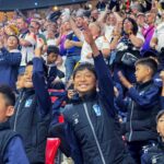 Eine Gruppe chinesischer Fußball-begeisterter Jugendlicher besucht die Eröffnungsfeier der UEFA EURO 2024 in München