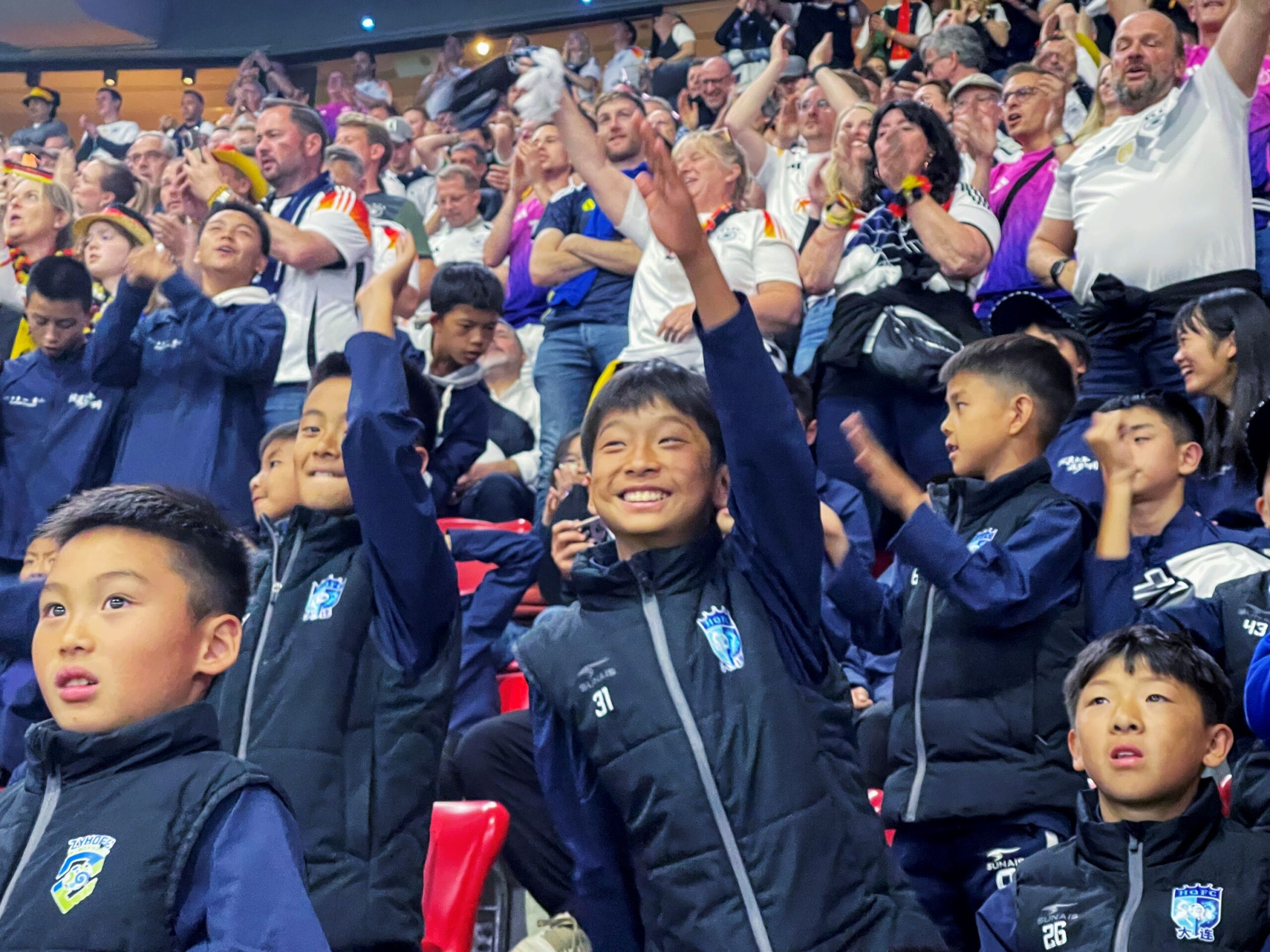 Eine Gruppe chinesischer Fußball-begeisterter Jugendlicher besucht die Eröffnungsfeier der UEFA EURO 2024 in München