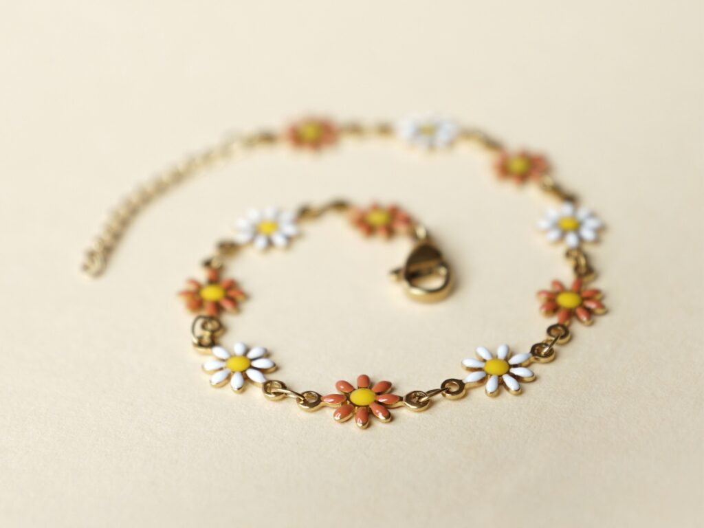 Flower Power Schmuck gibt es ab sofort von boonbirds® (Die Bildrechte liegen bei dem Verfasser der Mitteilung.)