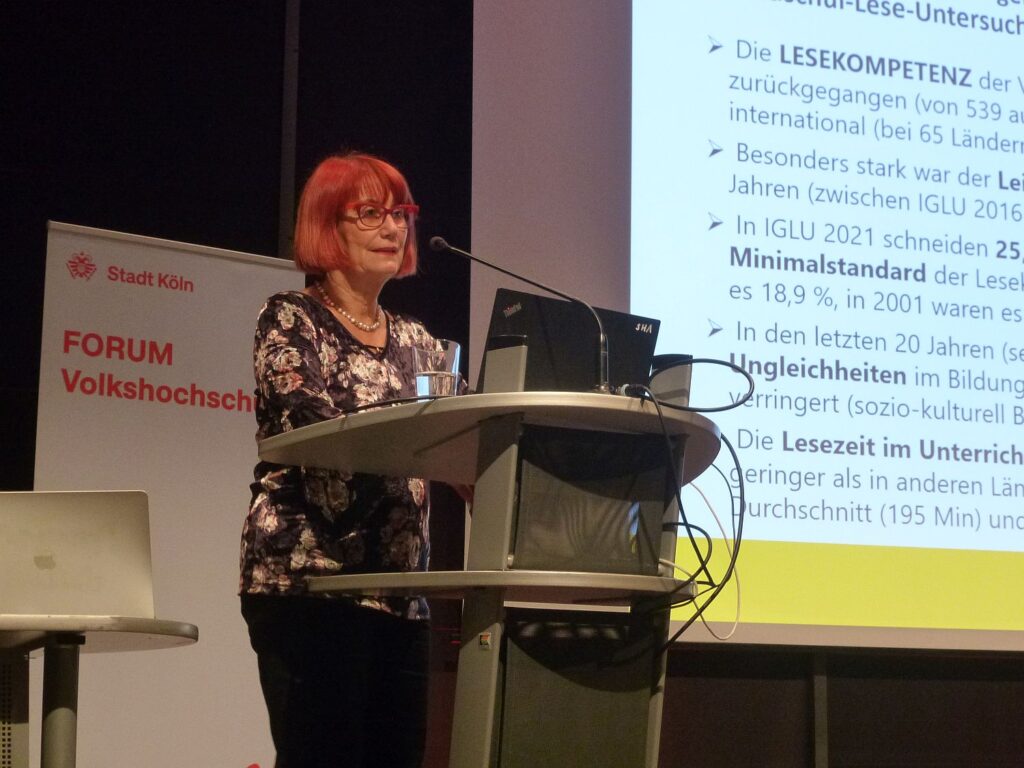 Prof. Dr. Christine Garbe bei ihrem Vortrag in Köln (Bildquelle: © Julia Süßbrich)