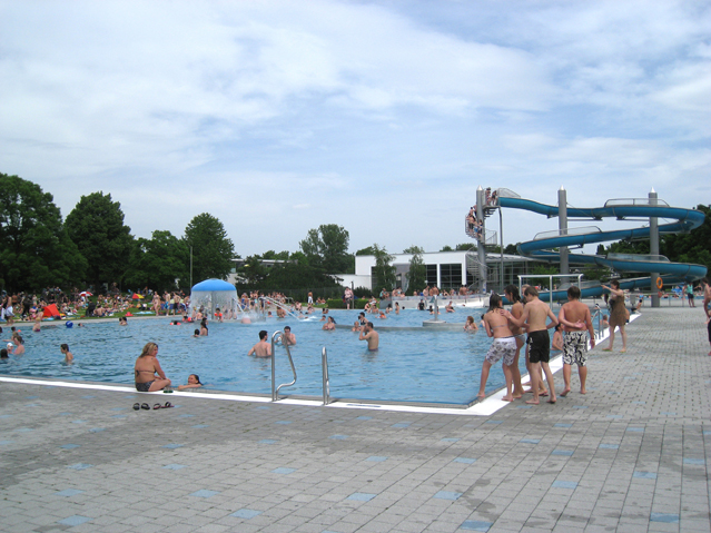 Viele Deutsche verbringen Sommertage gerne im Freibad. (Bildquelle: ERGO Group)