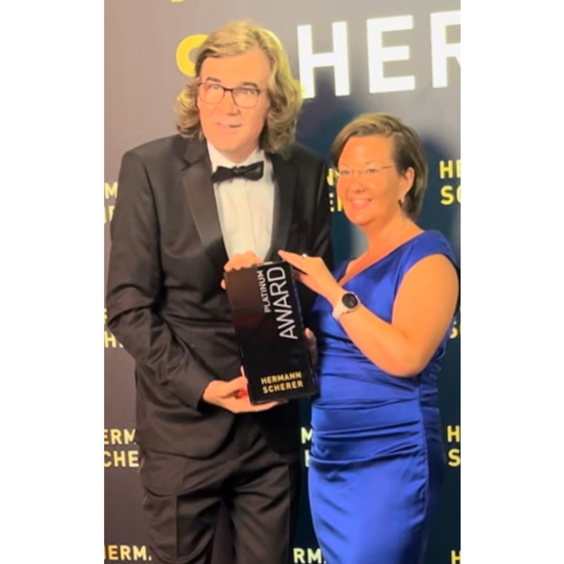 Franziska Gostner strahlt bei Übergabe des begehrten Platinum Award (Die Bildrechte liegen bei dem Verfasser der Mitteilung.)