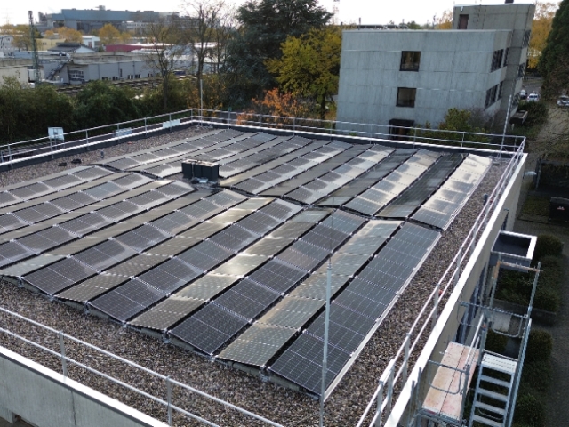 180 PV-Module auf dem Dach des Betriebsgebäudes von Rheingas (Die Bildrechte liegen bei dem Verfasser der Mitteilung.)