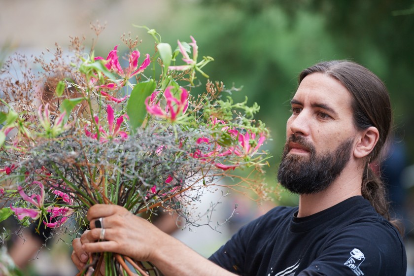 – Foto: Christopher Ernst bei der Deutschen Meisterschaft der Floristen 2022 – (Die Bildrechte liegen bei dem Verfasser der Mitteilung.)