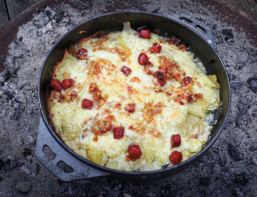 Ein besonderes Schmankerl für Fußballfans: Schweizer Kartoffelgratin aus dem Dutch Oven (© FIRE&FOOD Verlag GmbH)