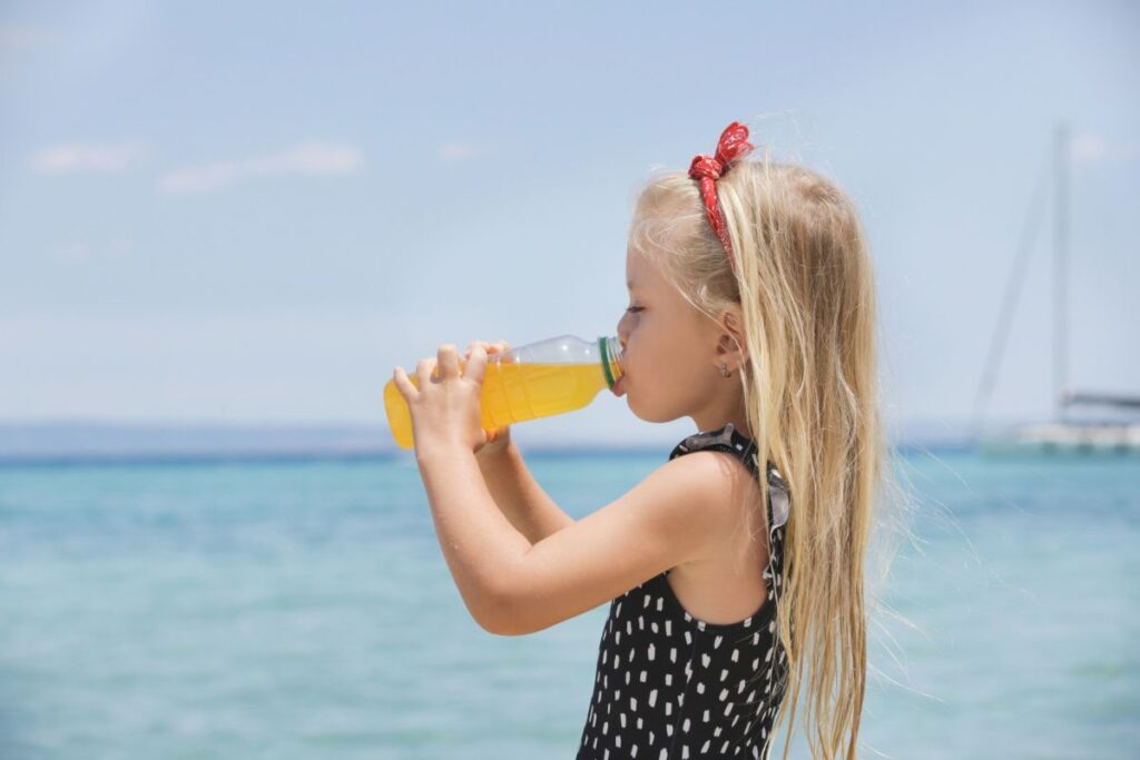 Mit PET-Flaschen gehen Besucher beim nächsten Strandausflug auf Nummer sicher. (© yes or no Media GmbH)