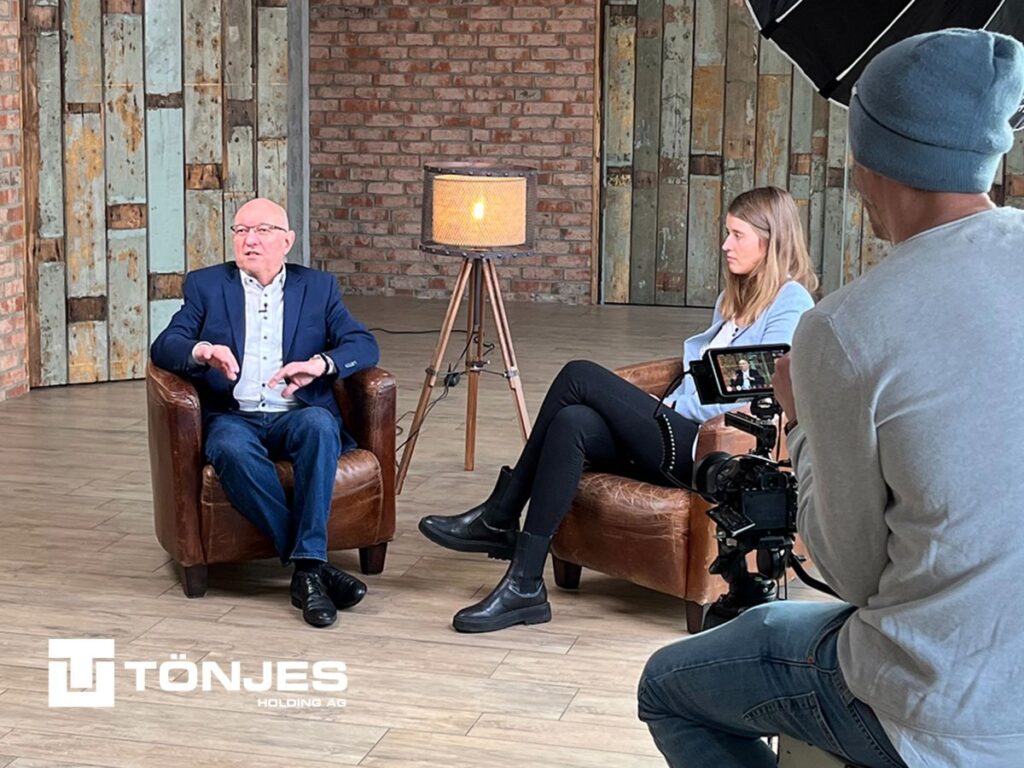 Werner Thermann und Tineke Martens von der Tönjes Holding AG beim Videodreh. (© AdNord Media GmbH)