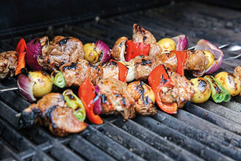 Gegrillte Puszta-Spieße sind der ideale Pausensnack beim Gruppenspiel Deutschland vs. Ungarn (© FIRE&FOOD Verlag GmbH)