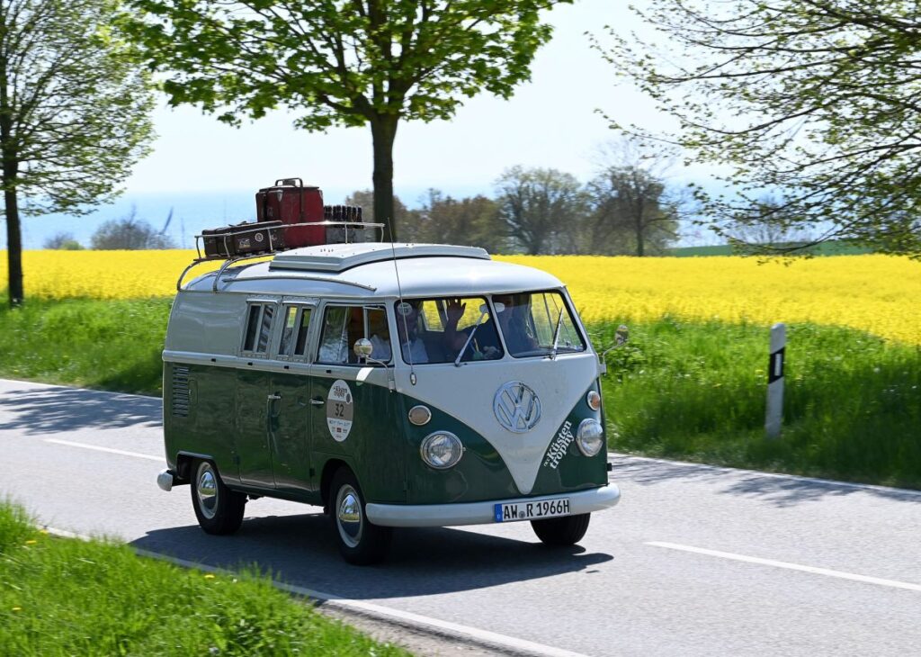 112 Oldtimer starten am Freitag von Boltenhagen zur Ausfahrt durch Mecklenburg (© OCC-Küstentrophy/ John Warning GmbH)