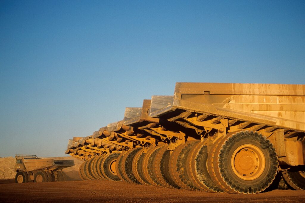 Erzschlepper auf einer Tagebaumine