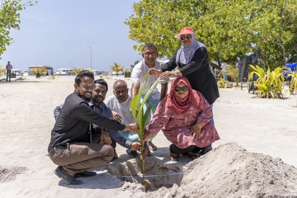 Nova GM Abdulla Aboobakuru mit Vertretern der Community von Dhangethi