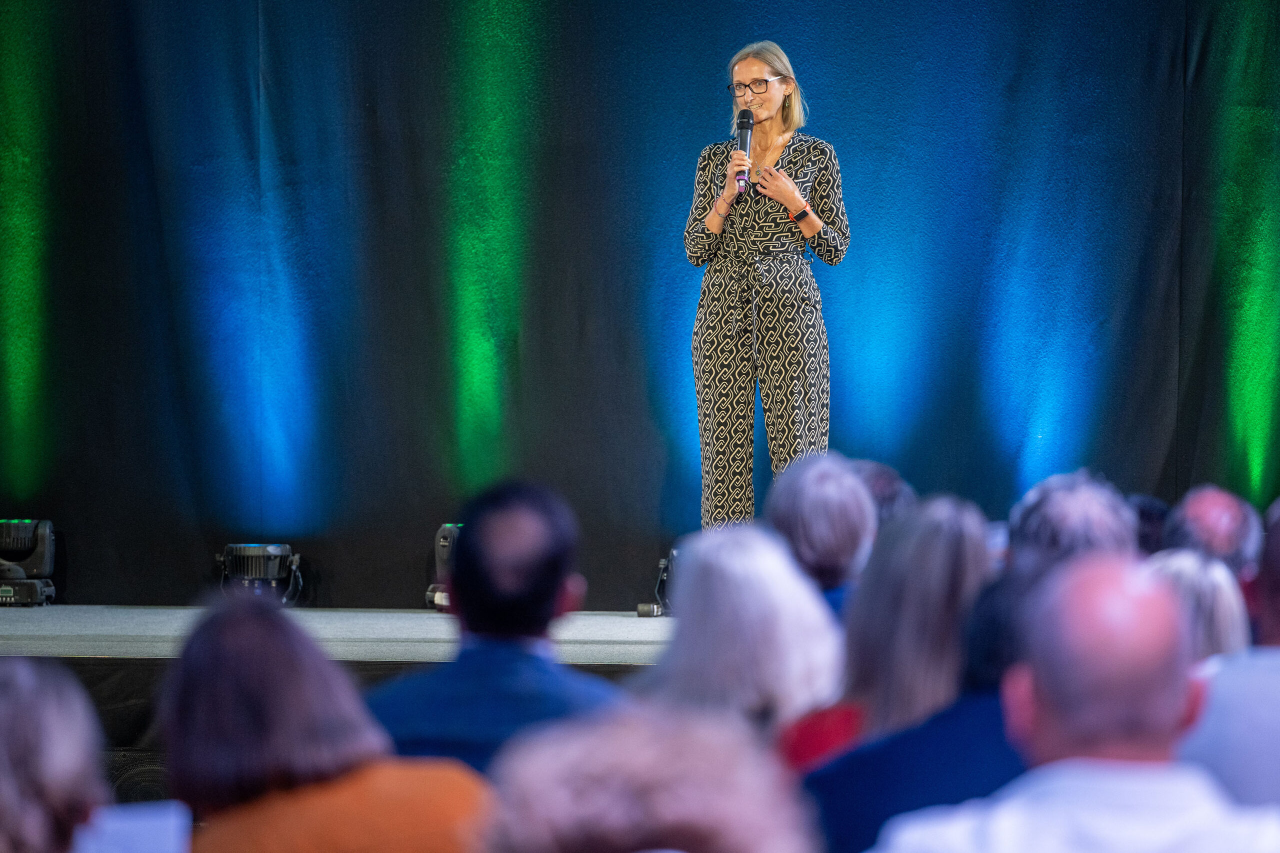 Steuerberaterin aus Kaiserslautern auf der Bühne des 18. internationalen Speaker Slam