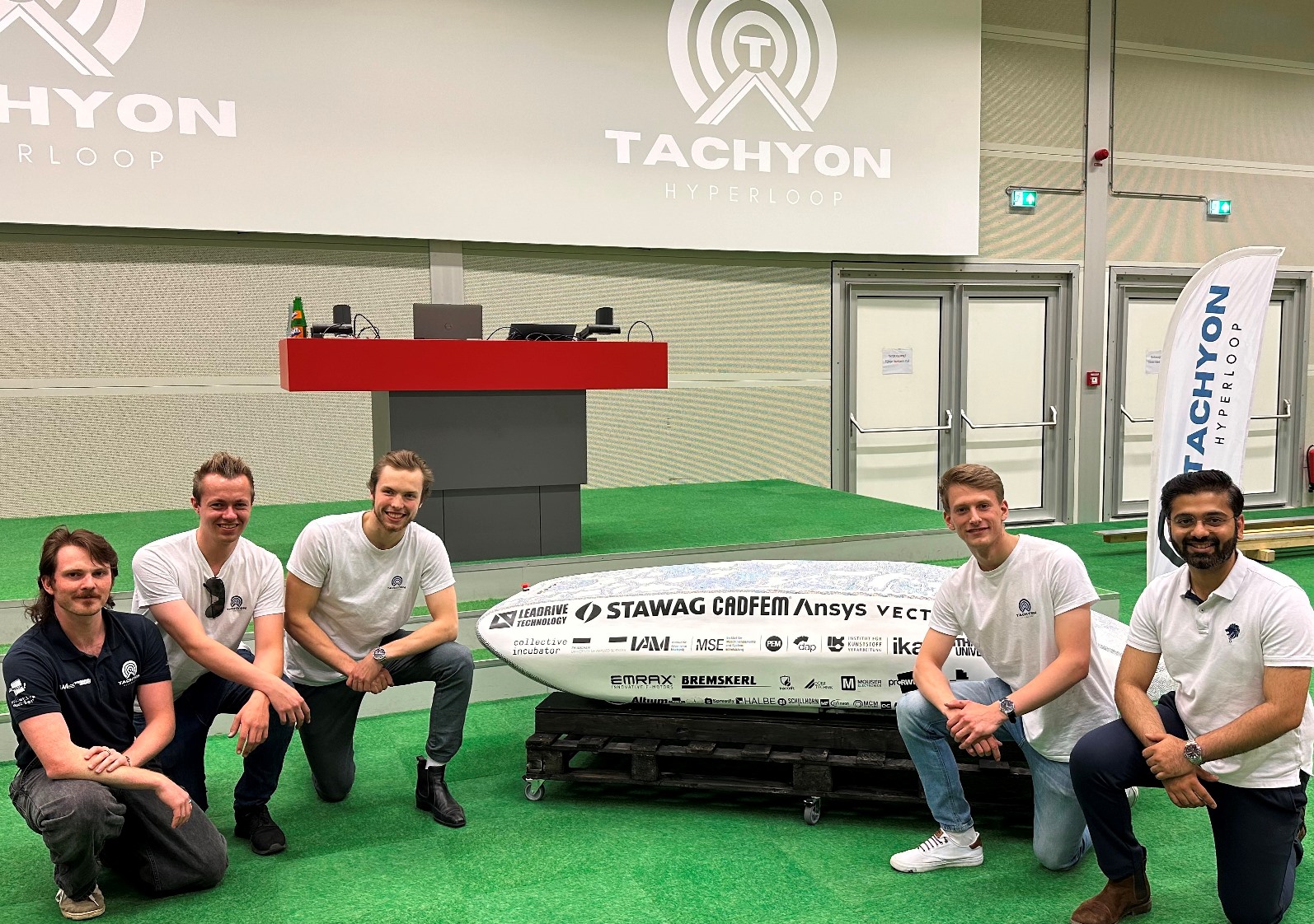 Mitglieder des Teams Tachyon mit ihrem Hyperloop-Pod bei der Präsentation in Aachen (Die Bildrechte liegen bei dem Verfasser der Mitteilung.)