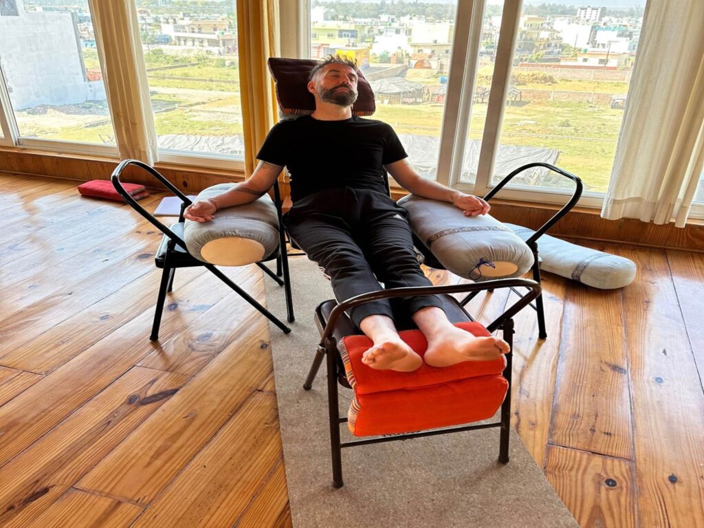 Chair Yoga in India (Die Bildrechte liegen bei dem Verfasser der Mitteilung.)