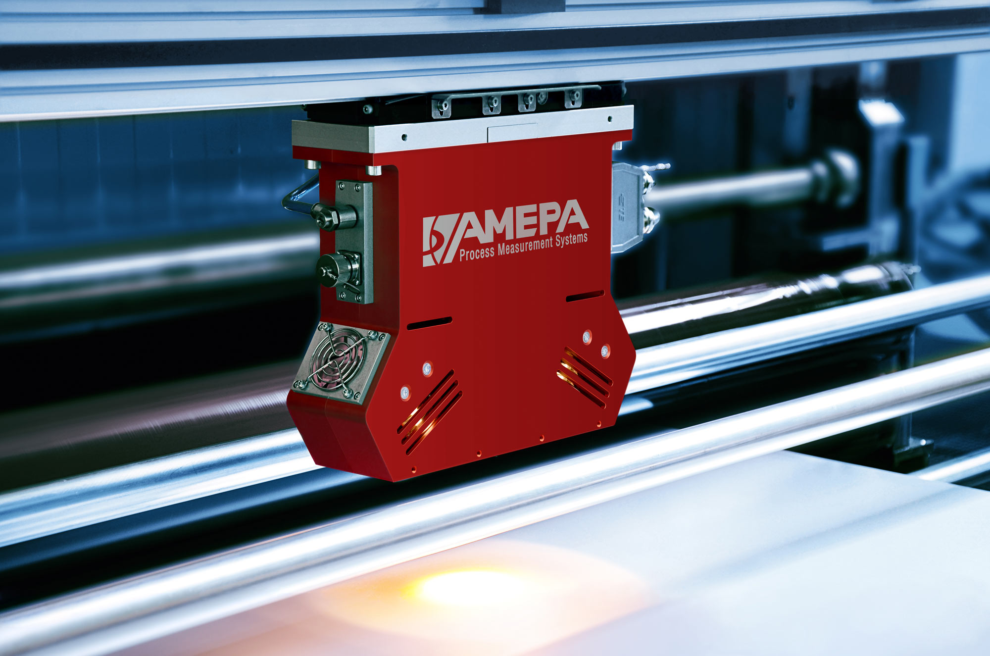 Amepa: Der Inline Sensor OFM 300 wird über die gesamte Breite des Bandes traversiert. (Die Bildrechte liegen bei dem Verfasser der Mitteilung.)