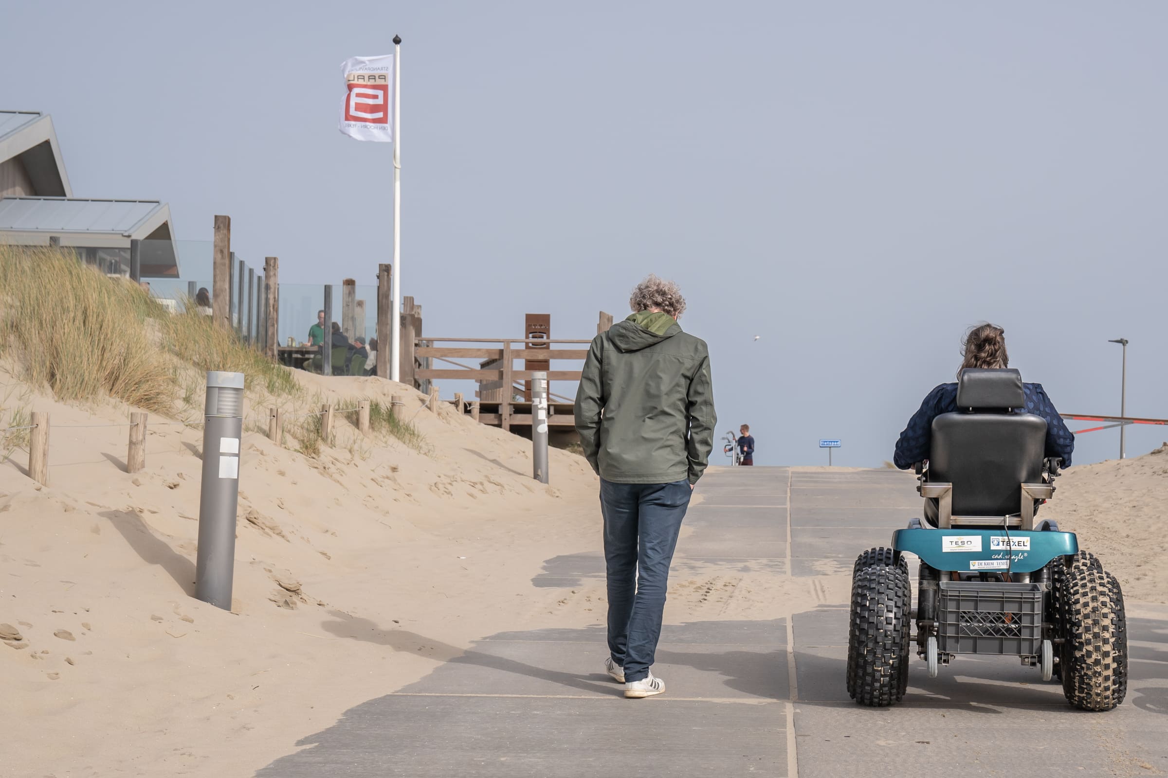 Dank motorisierter Rollstuhle sind gemeinsame Strandausfluge auf Texel ein Genuss (Bildquelle: Leonie Hoever)