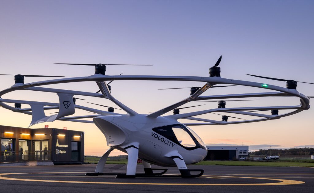 Volocity vor Skysports und dem ADP Vertiport Terminal beim Pontoise-Cormeilles Prüffeld. 2023. (Bildquelle: @Volocopter)