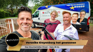 Veronika Kreyenborg (M.) bekommt schuhplus-Gewinn von Georg Mahn (l.) und Kay Zimmer (r.) überreicht (Die Bildrechte liegen bei dem Verfasser der Mitteilung.)
