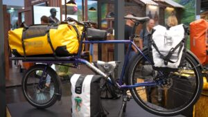 Fahrrad mit Front-Gepäckträger und Fahrradtaschen (© © Messe.TV