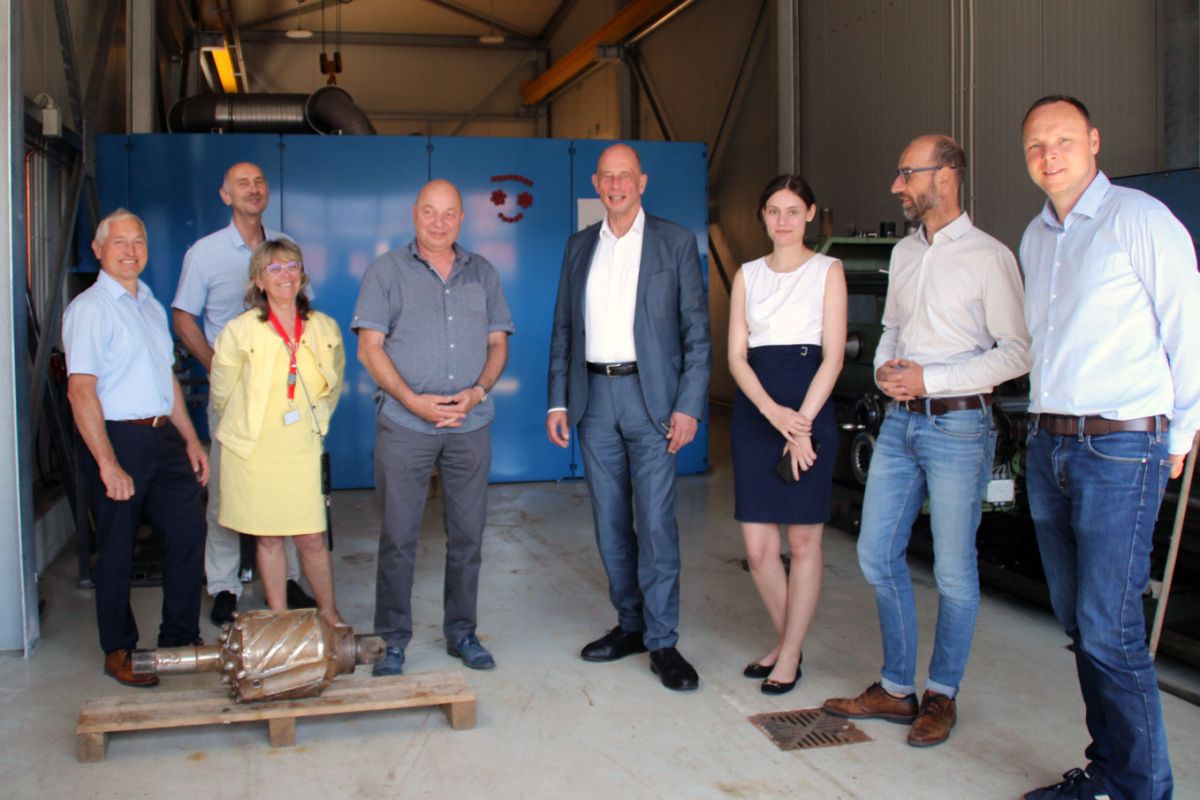 Wirtschaftsminister Wolfgang Tiefensee besuchte H&E Bohrtechnik und Thomas Heidler. (© )