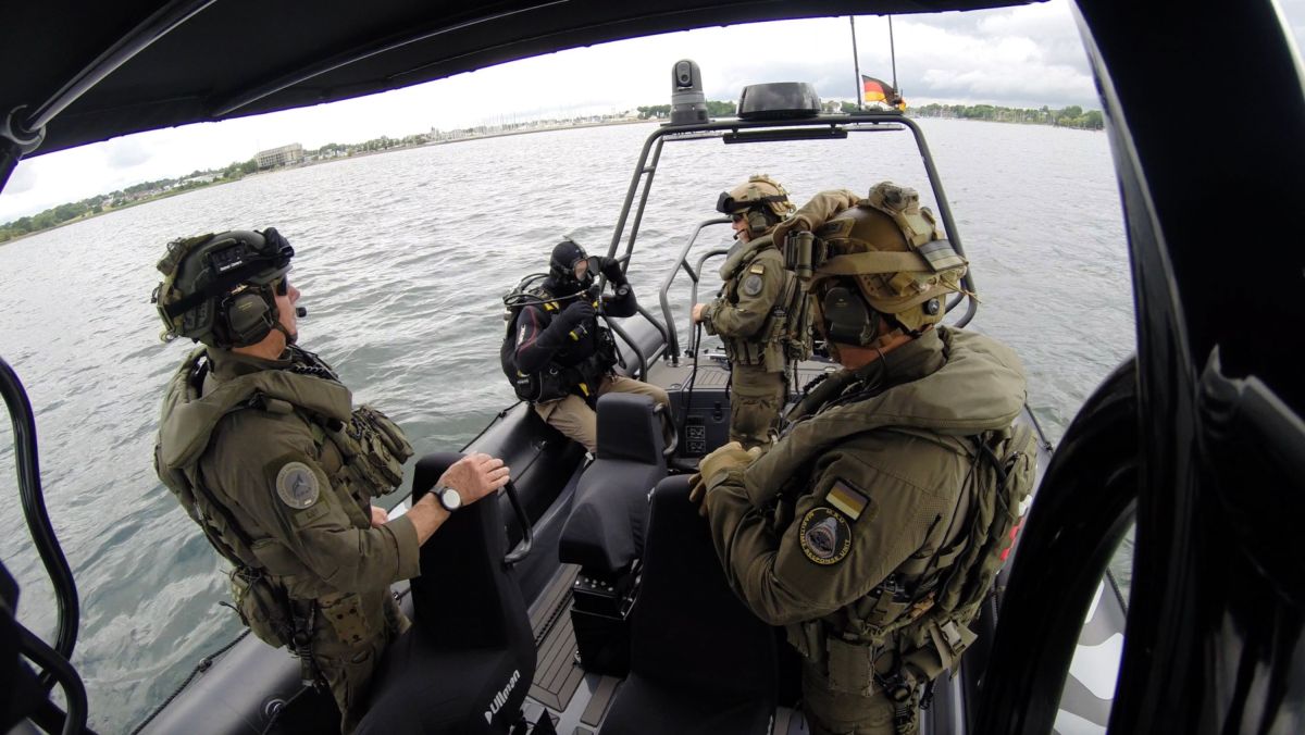 i.b.s. S.B.G. Special Boat Group Team bei C-IED Tauchvorbereitungen! (© i.b.s. International Operative Services e.K.)