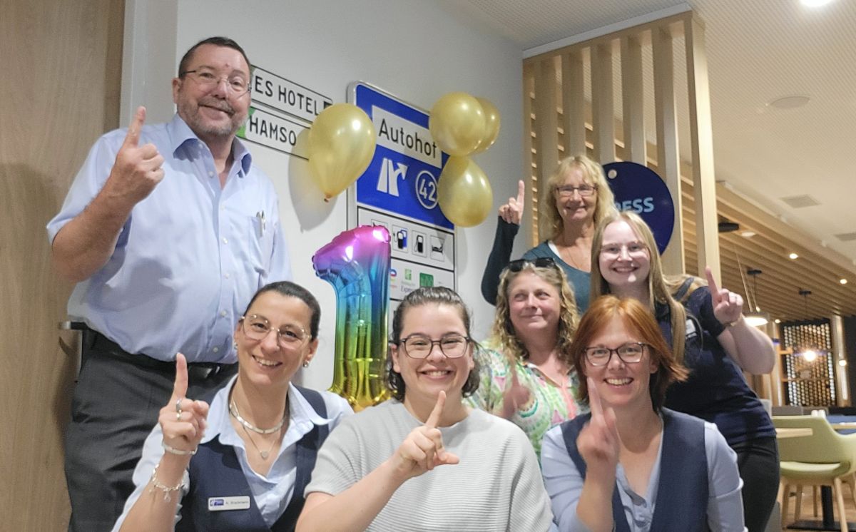 Feier zum einjährigen Bestehen im BREAK Autohof Hamburg Süd: Das Hotelteam hat Grund zur Freude (© )