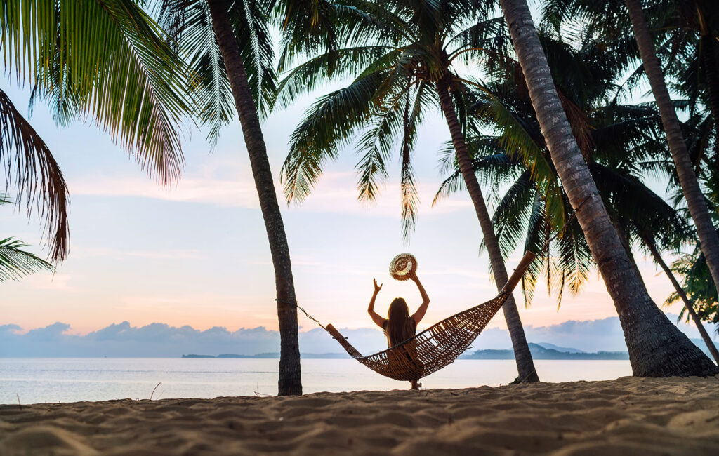 Eine Frau macht Urlaub am Strand