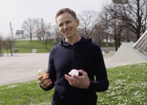 Jochen Breyer im Olympiapark München zu Nachhaltigkeit im Sport und privat