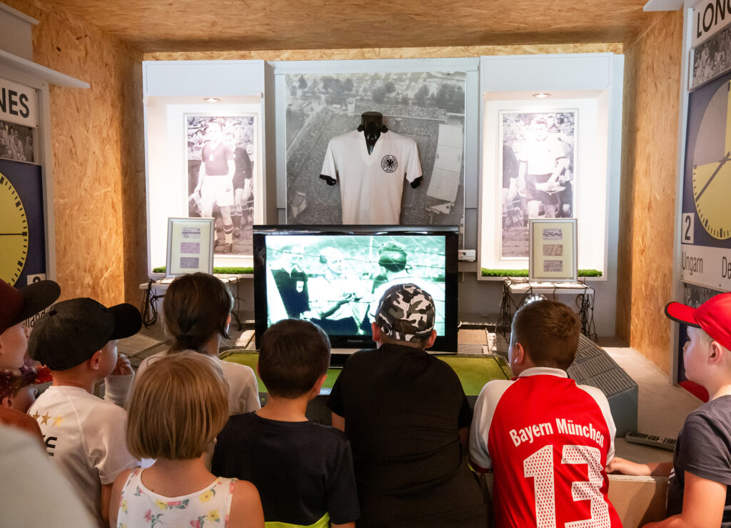 Historisches Videomaterial aus dem größten WM-1954-Archiv der Welt ist Teil der Ausstellung und fasziniert damals wie heute.