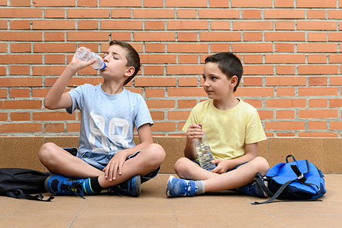 Für ein entsprechendes Trinkverhalten an Schulen: Wasser aus Plastikflaschen (Die Bildrechte liegen bei dem Verfasser der Mitteilung.)