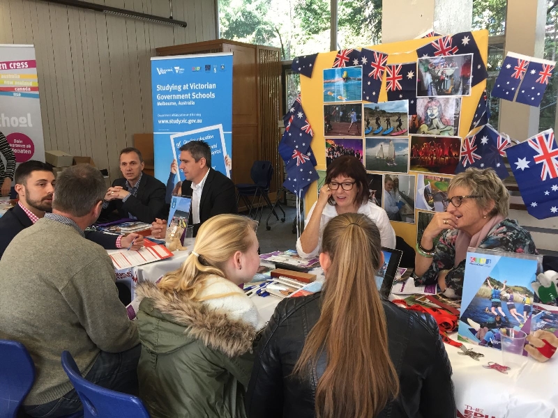 Junge Menschen lassen sich zum Schüleraustausch auf der Insidermesse beraten (Die Bildrechte liegen bei dem Verfasser der Mitteilung.)