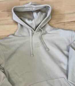 Green Fara bietet individuell bedruckte Hoodies für Firmen an – Mitarbeiterkleidung mit Sticker